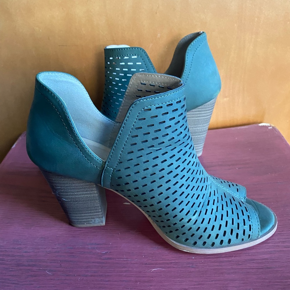 RESTRICTED green heels